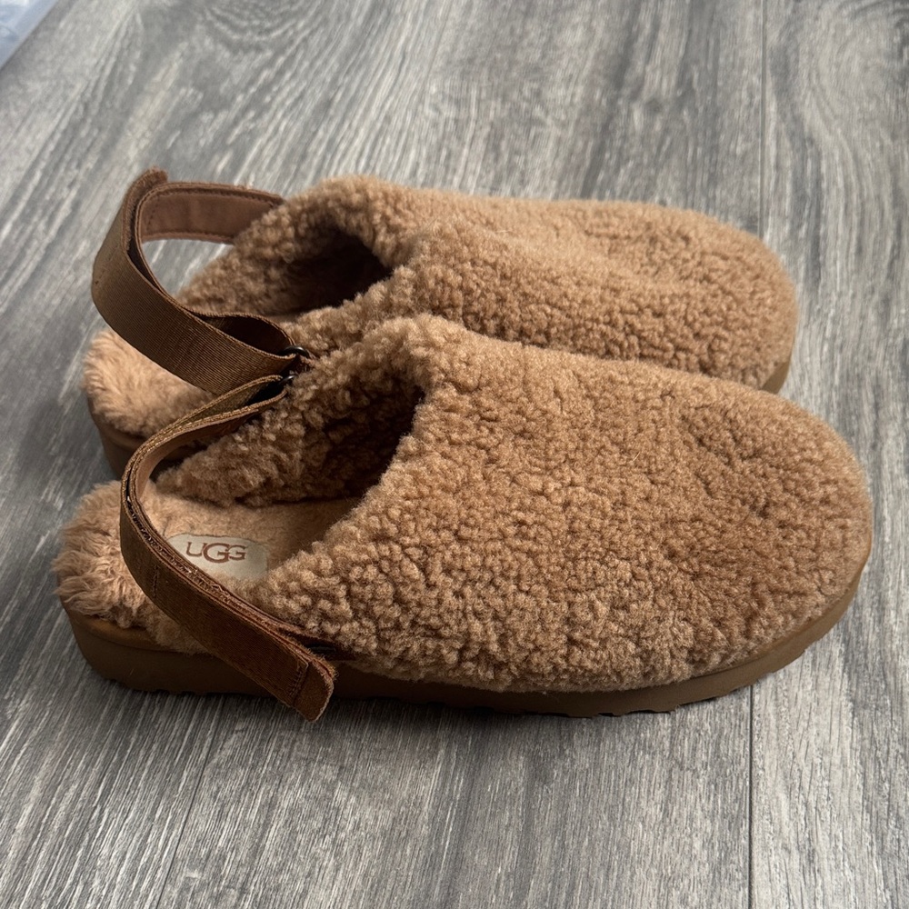 UGG women Tan Shearling Slippers